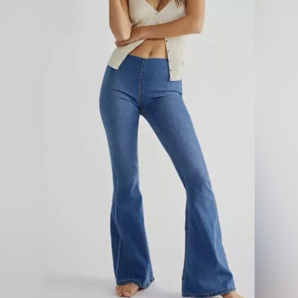 FREE PEOPLE Penny Pull On Jeans Flare Leg Bell Bottoms Blue Wash Mid Rise Boho